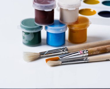 Boyalar, çizim ve beyaz bir arka planda fırçalar için