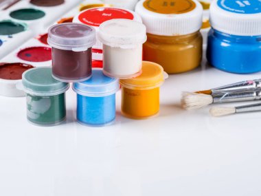 Kutular ve beyaz zemin üzerine fırçaları Akrilik boyalar çeşitli