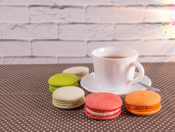 Tasse Tee Mit Farbigen Französischen Macarons Auf Dem Hintergrund Einer — Stockfoto