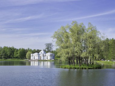  Tsarskoye Selo Büyük Göleti 'nin karşı kıyısından Grotto manzarası.