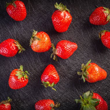 Siyah bir zemin üzerine çilek deseni