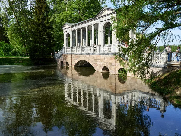 Pont en marbre sur l'étang dans la journée ensoleillée d'été . — Photo