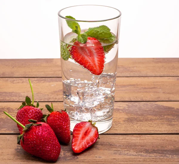 Erdbeer-Limonade mit Zitrone und Minze. Wasserentgiftung — Stockfoto