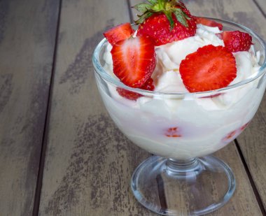 Taze çilekli dondurma.