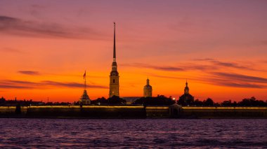 Peter ve Paul Kalesi Kızıl bir gökyüzünün arkaplanına karşı