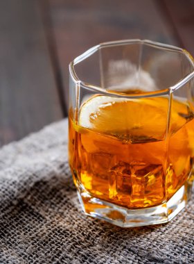 Bir bardak buzlu ve limonlu viski.