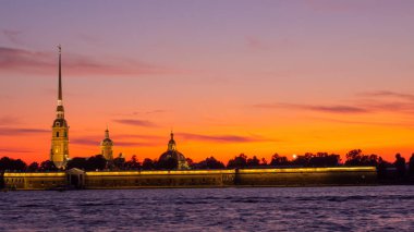 Peter ve Paul Kalesi Kızıl bir gökyüzünün arkaplanına karşı