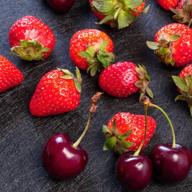 Taze yaz çileği ve çilek karışımı.