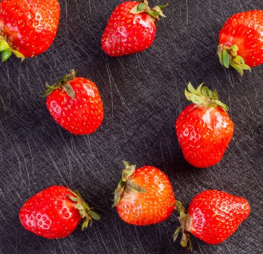 Siyah bir zemin üzerine çilek deseni