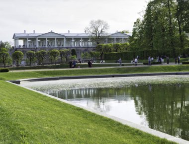 TSARSKOE SELO, RUSSIA - Mayıs 2019: Puşkin 'deki Catherine sarayının galerisini ziyaret eden insanlar