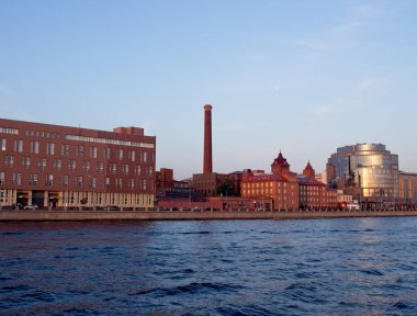 Sankt Petersburg, Rusya - 27 Temmuz 2019: St. Petersburg 'daki Ludwig Nobel fabrikasının inşası. Sudan görünüm