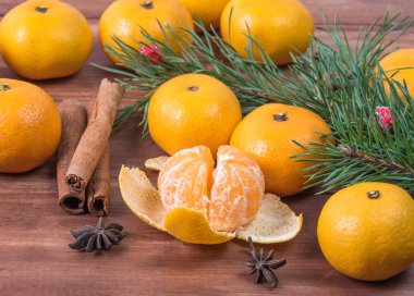 Yeni yıl kartı mandalina, çam dalları ve tarçın ile