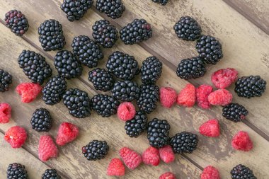 Karışık meyveler. Ahududu ve böğürtlen. Üst görünüm