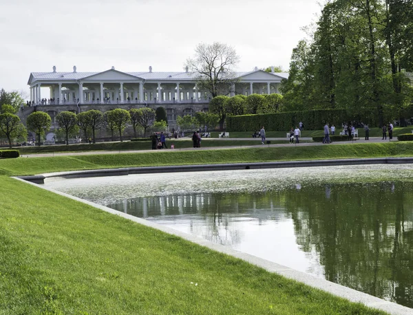 TSARSKOE SELO, Ryssland - Maj, 2019: Folk besöker Galleri Katarina palats i Pushkin — Stockfoto
