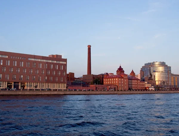 Sankt Petersburg, Rusya - 27 Temmuz 2019: St. Petersburg 'daki Ludwig Nobel fabrikasının inşası. Sudan görünüm