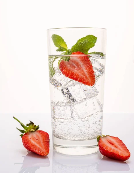 Strawberry lemonade with lemon and mint. Water detox — Zdjęcie stockowe