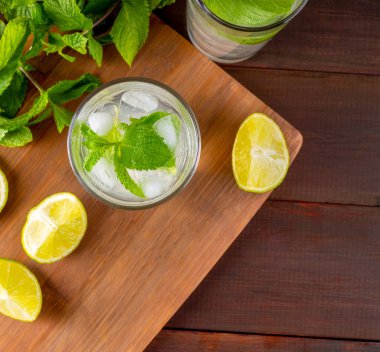 Mojito kokteylinin arka planda içerikli üst görünümü