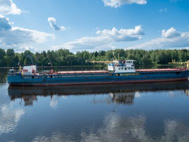 Svir Nehri, Rusya - 15 Haziran 2019: Yönlendirilebilir bir nehirde yüzen petrol tankeri