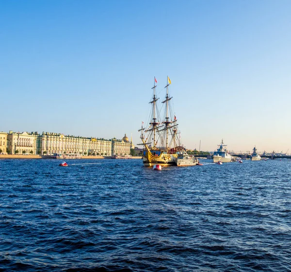 Sankt Petersburg Russia July 2019 Frigate Poltava Waters Neva — Stock Photo, Image