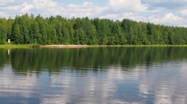 Rusya 'nın kuzeyinde bir yaz gününde Bank Svir nehri