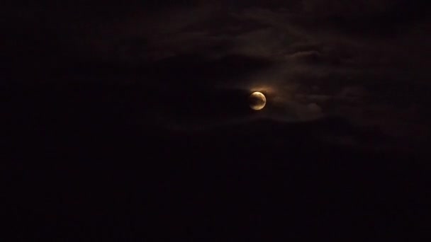 Fotografierea Noapte Lunii Cer Întunecat Trecerea Norilor Închide Luna — Videoclip de stoc