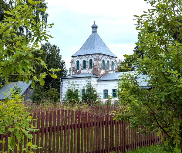 Old Village Church Painted White Walls Restoration Overcast Autumn Day — Stock Photo, Image