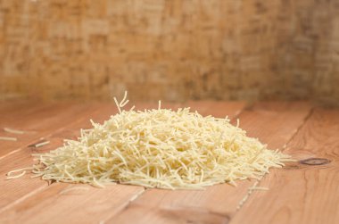 makarna ahşap bir masa üzerine