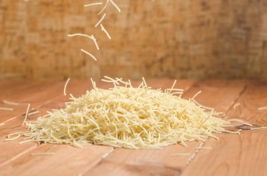 Makarna ahşap bir masa ve havada