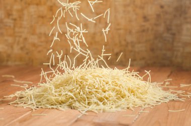 Makarna ahşap bir masa ve havada