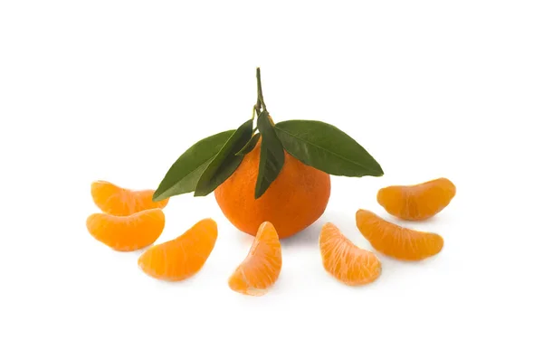 Tangeriner med gröna blad på en vit bakgrund — Stockfoto