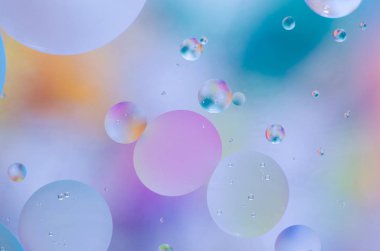 renkli yağ damlacıkları su yüzeyinde