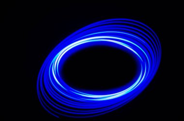 Işık spiral ve siyah bir zemin üzerine mavi çizgiler