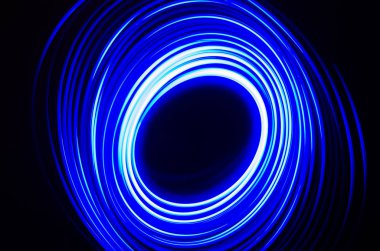 Işık spiral ve siyah bir zemin üzerine mavi çizgiler