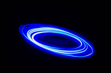 Işık spiral ve siyah bir zemin üzerine mavi çizgiler