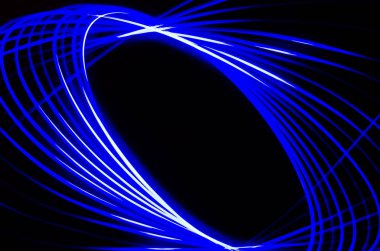 Işık spiral ve siyah bir zemin üzerine mavi çizgiler
