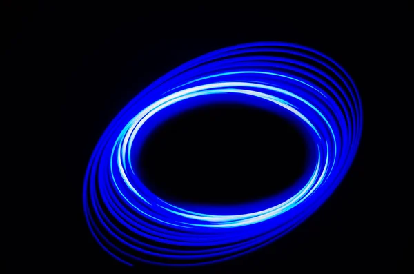 Spirale légère et lignes bleues sur fond noir — Photo