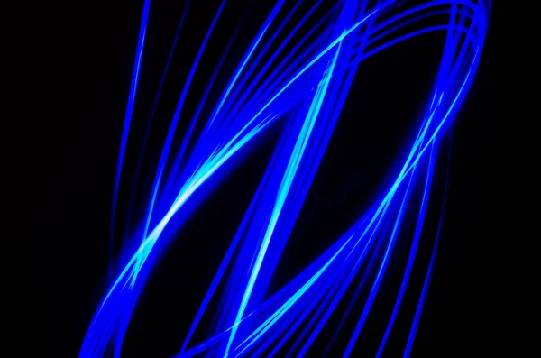검은 배경에 파란색 선과 빛 나선형 — 스톡 사진