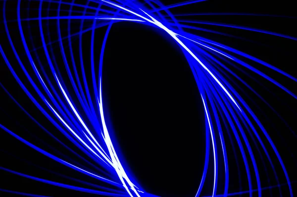 Helle Spirale und blaue Linien auf schwarzem Hintergrund — Stockfoto