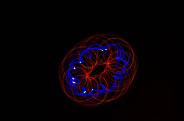 Işık spiral, siyah bir arka plan üzerinde kırmızı ve mavi çizgiler