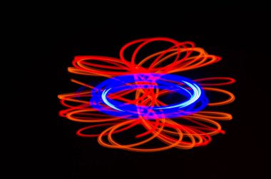 Işık spiral, siyah bir arka plan üzerinde kırmızı ve mavi çizgiler