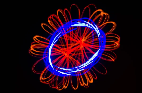 Işık spiral, siyah bir arka plan üzerinde kırmızı ve mavi çizgiler