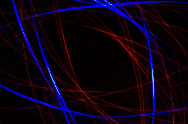 Свет спиральный, красные и синие линии на чёрном фоне — стоковое фото
