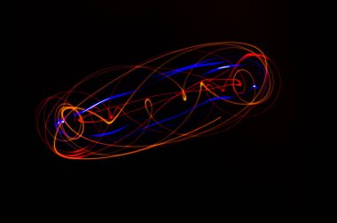 Işık spiral, siyah bir arka plan üzerinde kırmızı ve mavi çizgiler