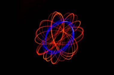 Işık spiral, siyah bir arka plan üzerinde kırmızı ve mavi çizgiler