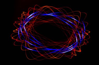 Işık spiral, siyah bir arka plan üzerinde kırmızı ve mavi çizgiler