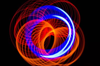 Işık spiral, siyah bir arka plan üzerinde kırmızı ve mavi çizgiler