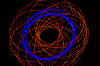 Işık spiral, siyah bir arka plan üzerinde kırmızı ve mavi çizgiler
