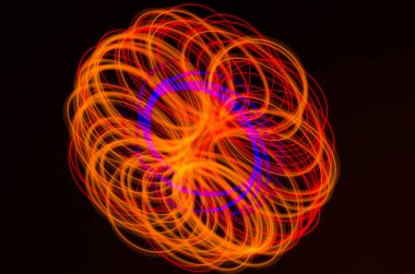 Işık spiral, siyah bir arka plan üzerinde kırmızı ve mavi çizgiler