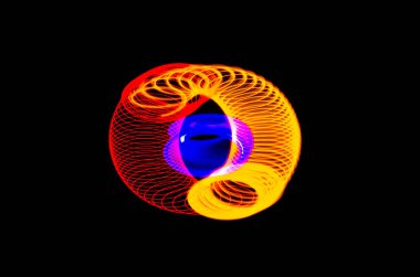 Işık spiral, siyah bir arka plan üzerinde kırmızı ve mavi çizgiler