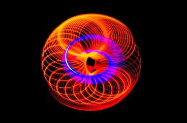Işık spiral, siyah bir arka plan üzerinde kırmızı ve mavi çizgiler